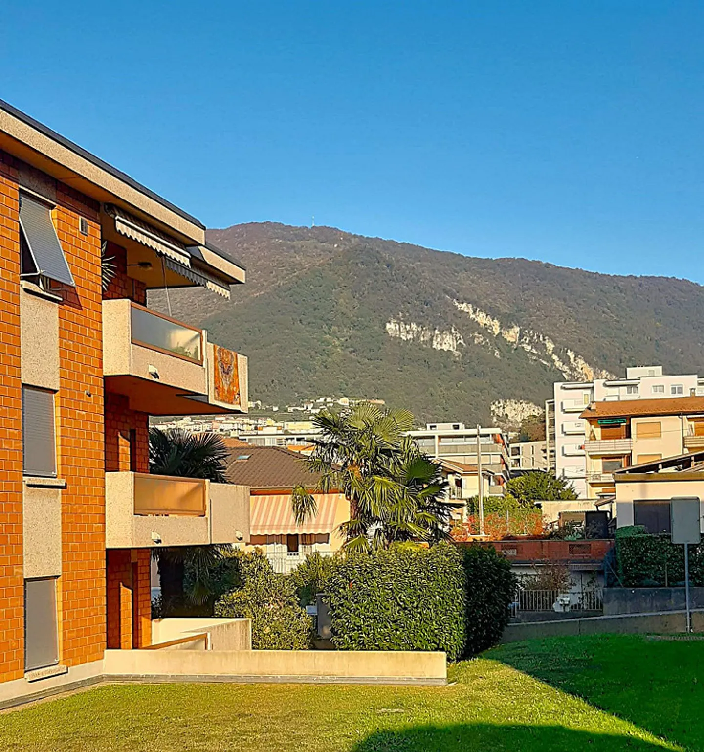 Bright 2.5-room apartment in a strategic location in Mendrisio - Photo 1 of 8