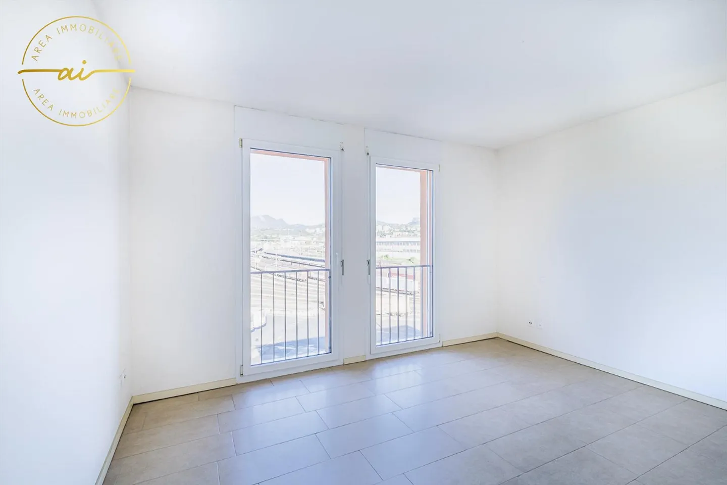 BRIGHT PENTHOUSE WITH 5 ROOMS AND LARGE TERRACE IN CHIASSO - Photo 4 of 13