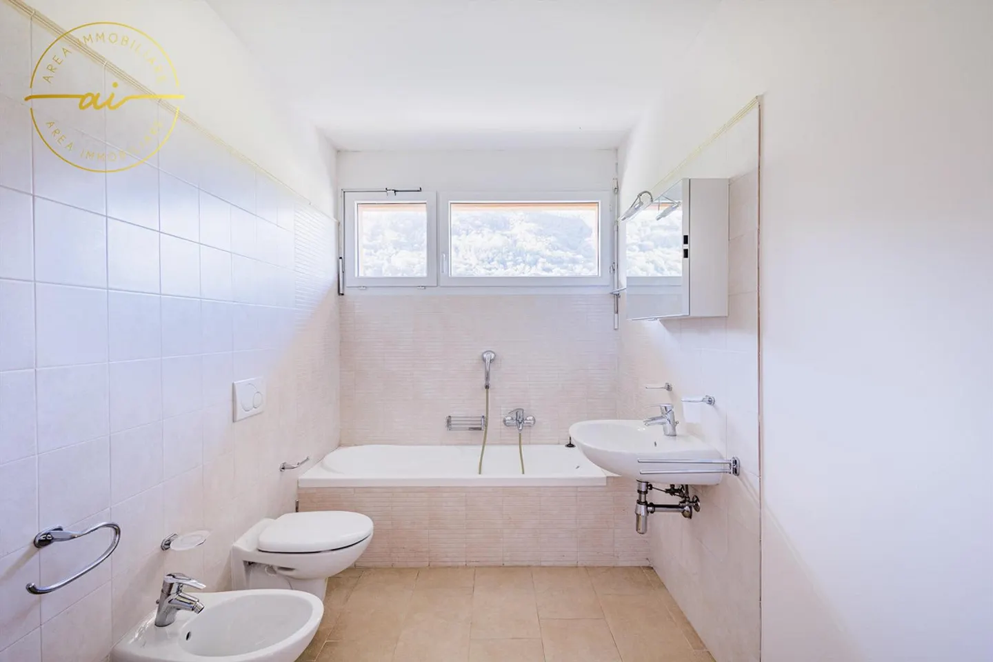 BRIGHT PENTHOUSE WITH 5 ROOMS AND LARGE TERRACE IN CHIASSO - Photo 6 of 13