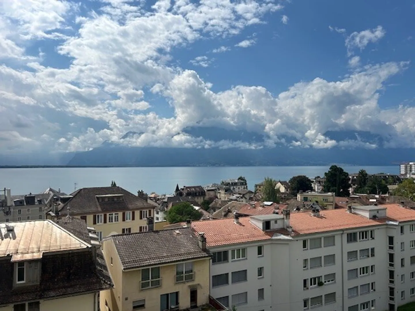 ZU VERMIETEN
WOHNUNG
UNVERBAUBARES BLICK AUF DEN SEE
CLARENS - Foto 1 von 5