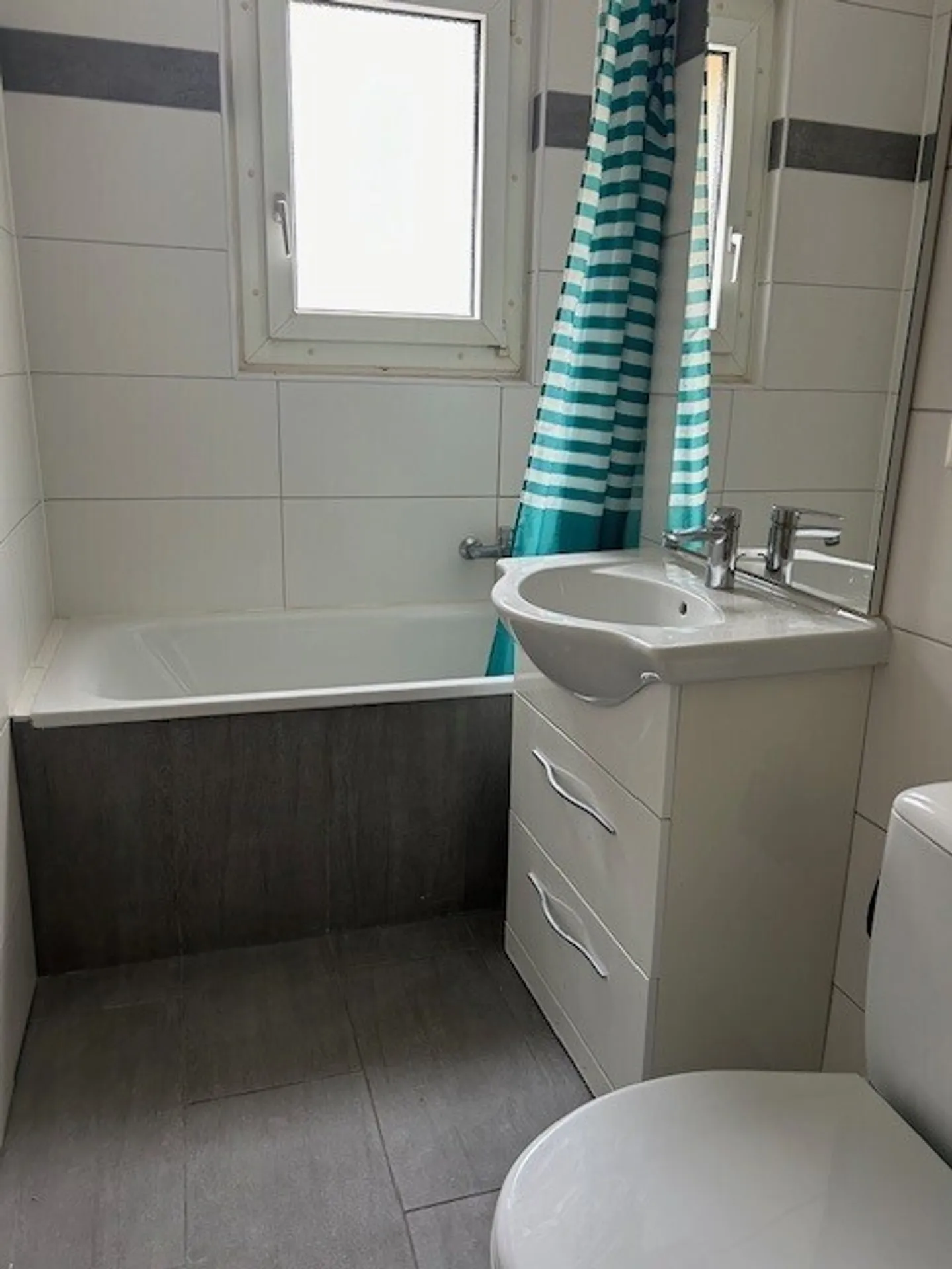ZU VERMIETEN
WOHNUNG
UNVERBAUBARES BLICK AUF DEN SEE
CLARENS - Foto 2 von 5