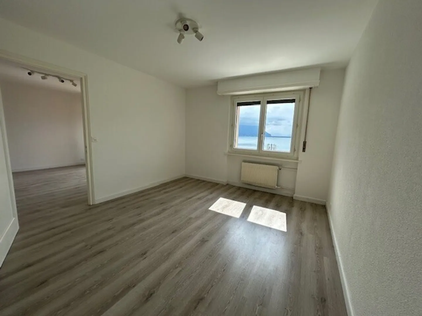 ZU VERMIETEN
WOHNUNG
UNVERBAUBARES BLICK AUF DEN SEE
CLARENS - Foto 4 von 5