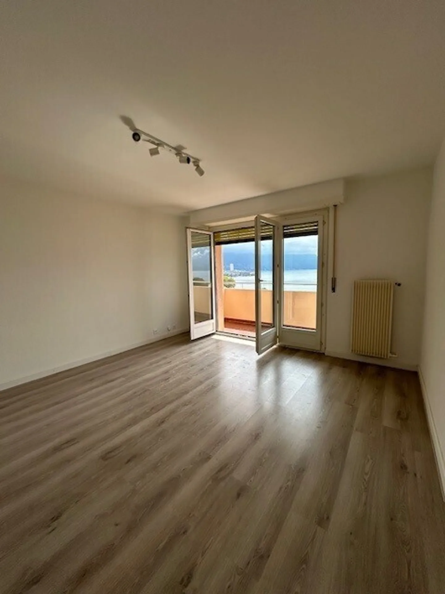 ZU VERMIETEN
WOHNUNG
UNVERBAUBARES BLICK AUF DEN SEE
CLARENS - Foto 5 von 5