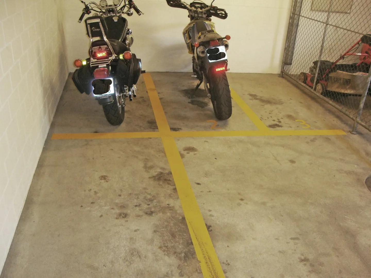 Motorcycle parking spaces in the underground garage in Bülach - Photo 2 of 2