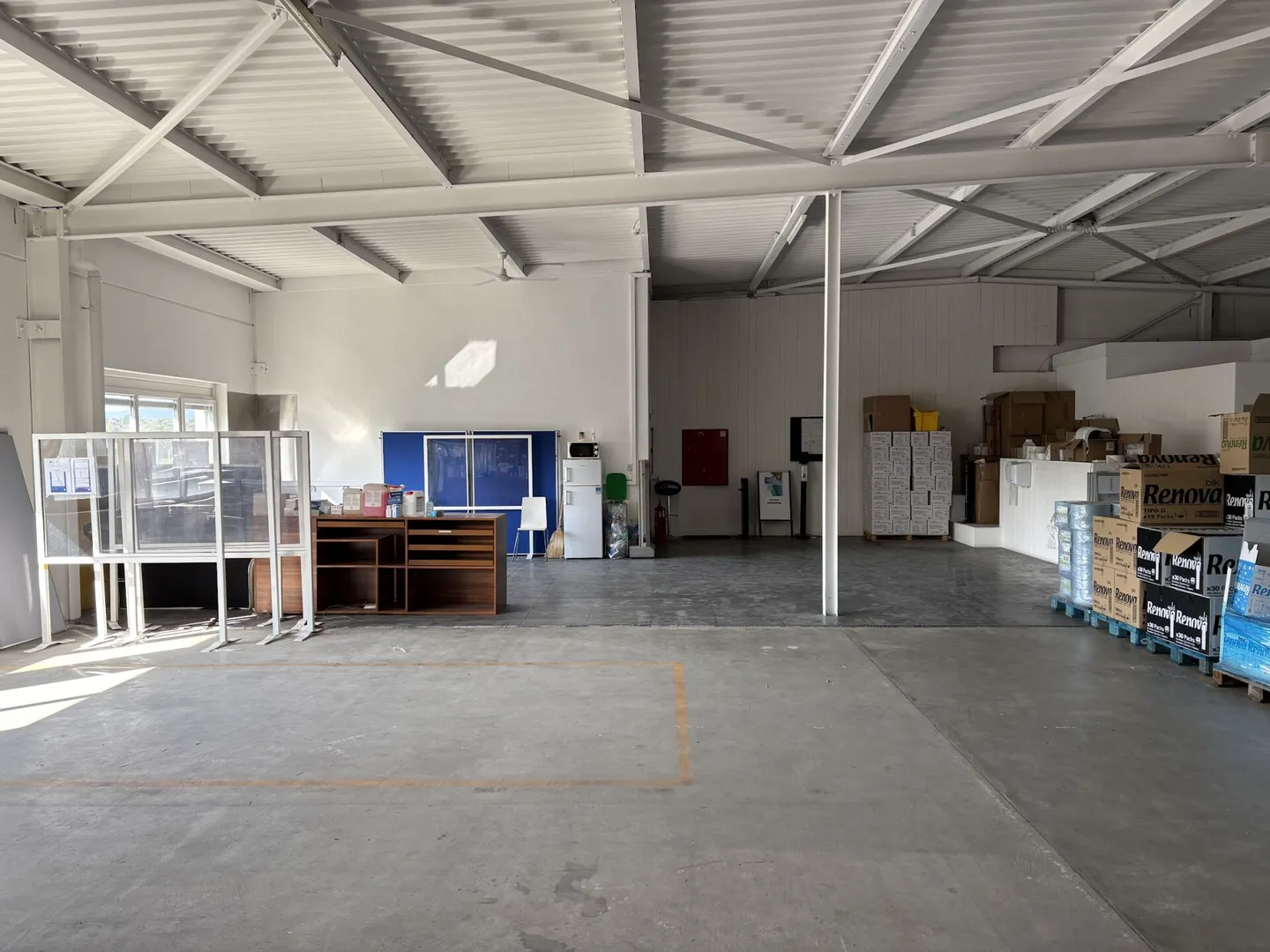 Vaud premises/storage/workshop of 625 m2 with loading dock access Bussigny - Photo 1 of 10