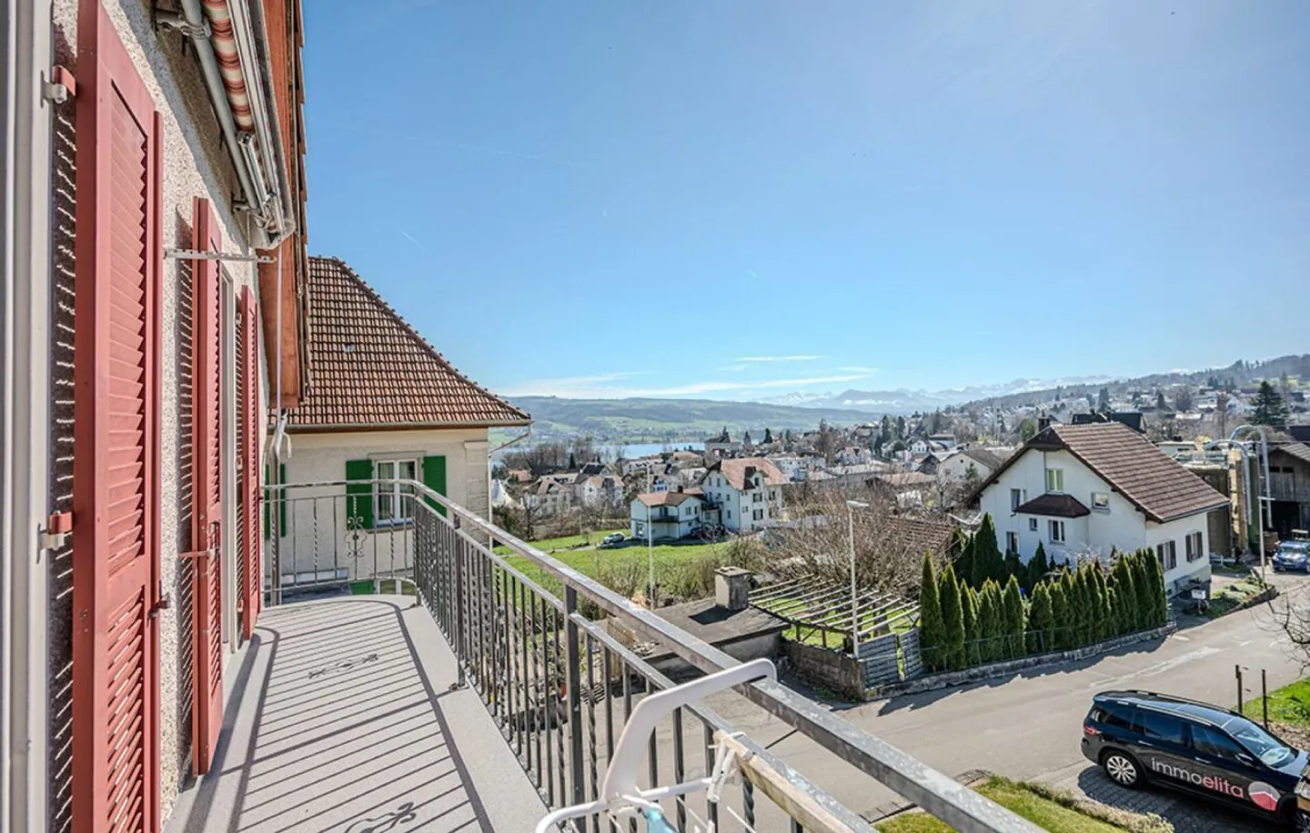 Single-family house with double garage - Photo 3 of 16