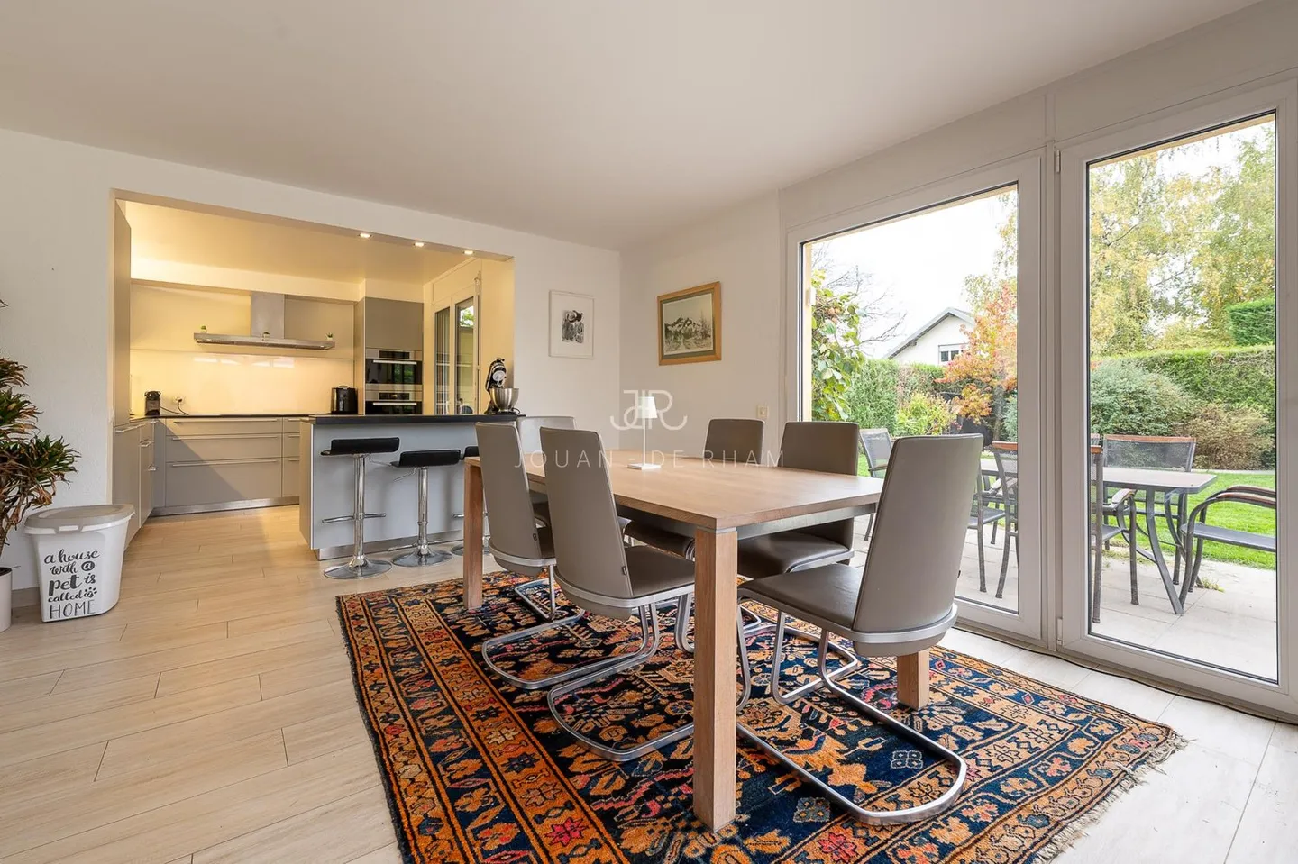 Charming Family Bungalow with Pool - Photo 3 of 9