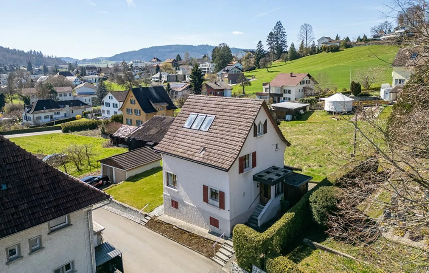 Single-family house with double garage - Photo 2 of 16