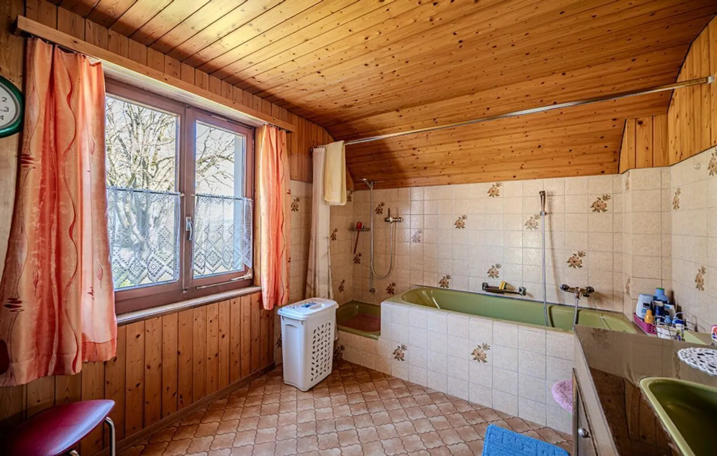 Single-family house with double garage - Photo 13 of 16