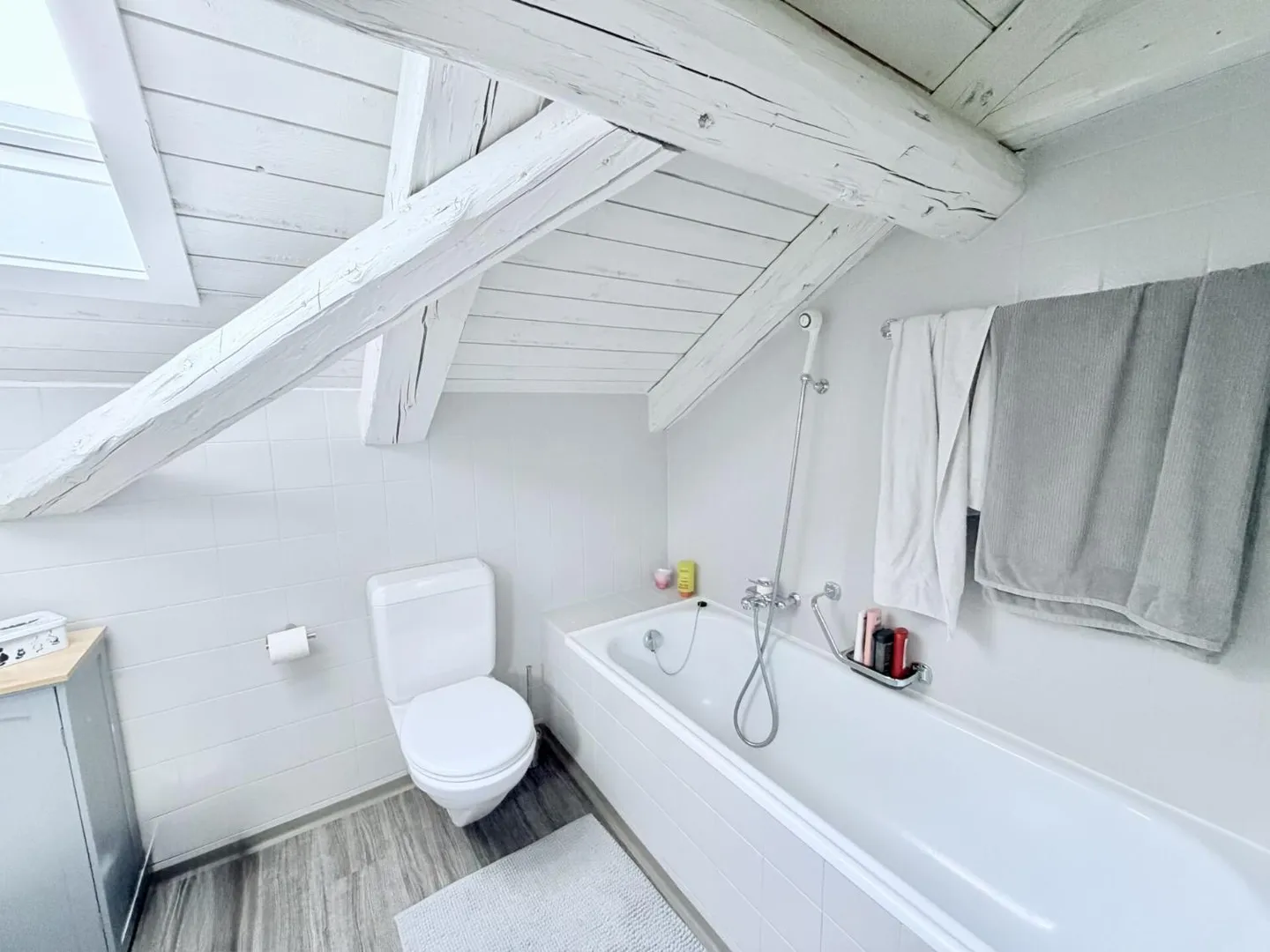 Attic apartment with 4.5 rooms - Photo 8 of 9