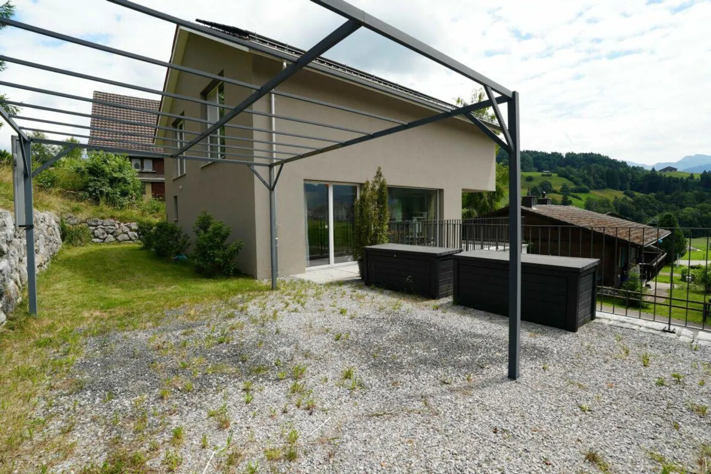Moderna casa unifamiliare di 4½ locali con doppio garage in una posizione rurale e tranquilla - Foto 2 di 11