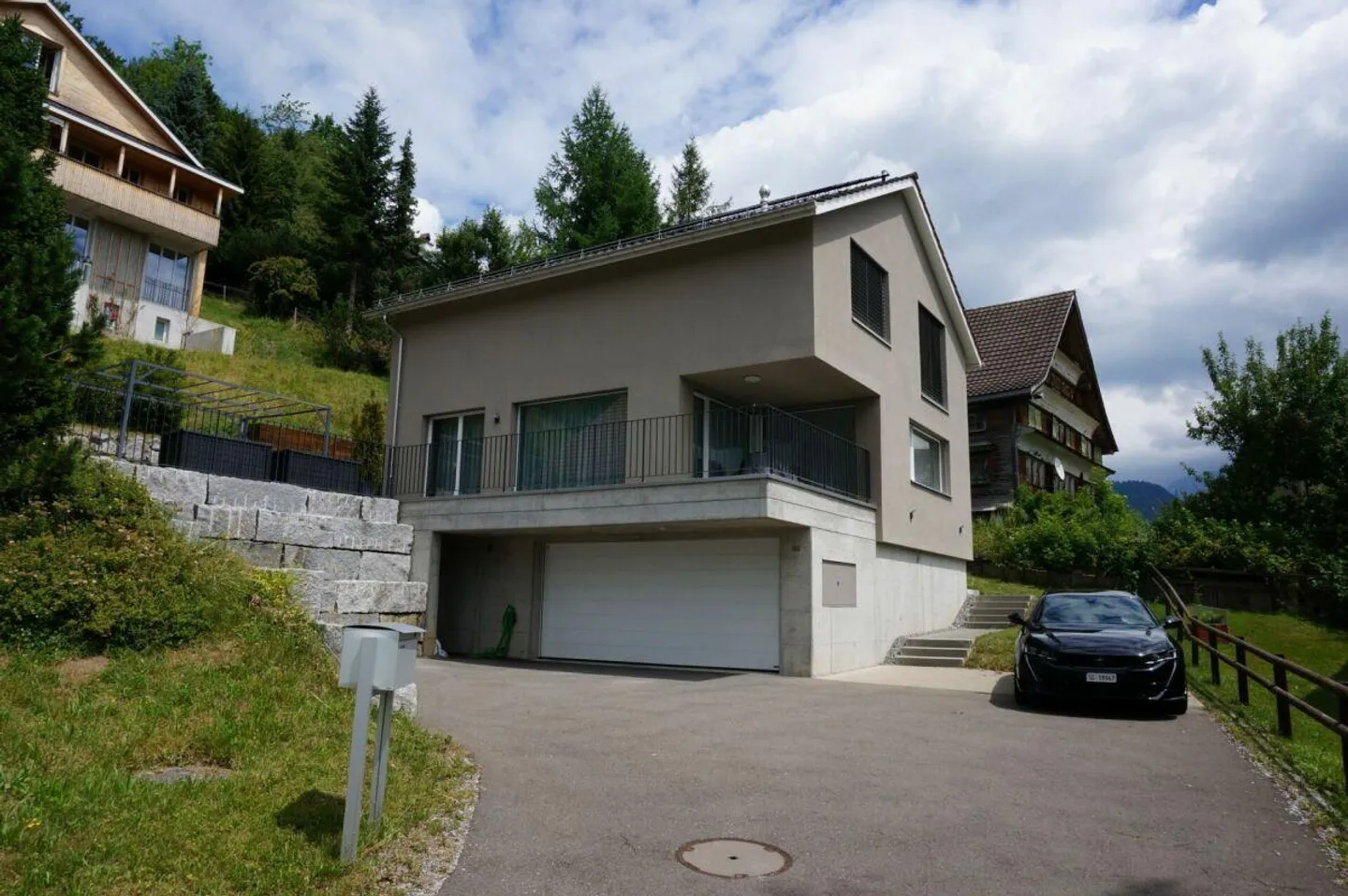 Moderna casa unifamiliare di 4½ locali con doppio garage in una posizione rurale e tranquilla - Foto 1 di 11