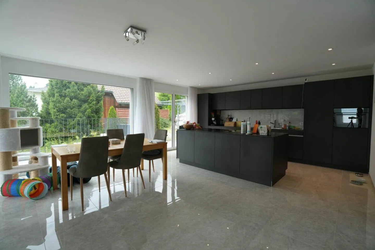 Moderna casa unifamiliare di 4½ locali con doppio garage in una posizione rurale e tranquilla - Foto 5 di 11