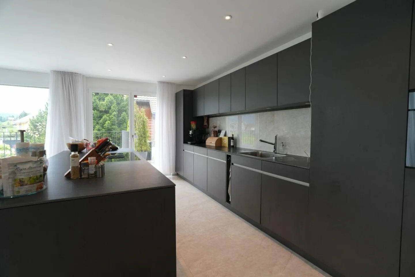 Moderna casa unifamiliare di 4½ locali con doppio garage in una posizione rurale e tranquilla - Foto 6 di 11