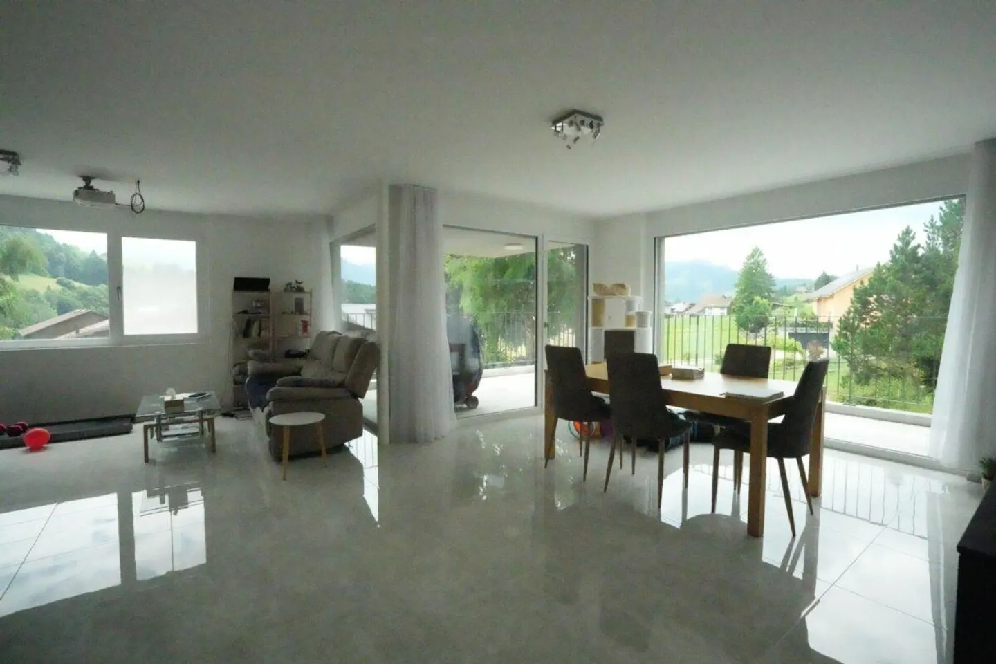 Moderna casa unifamiliare di 4½ locali con doppio garage in una posizione rurale e tranquilla - Foto 7 di 11