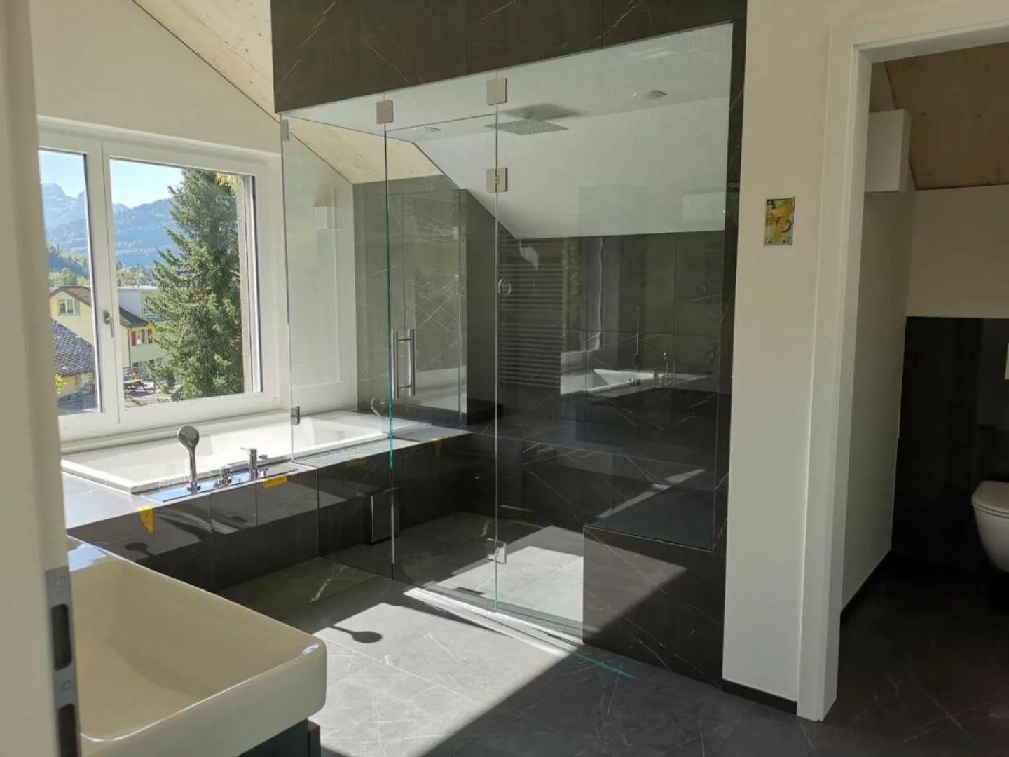 Moderna casa unifamiliare di 4½ locali con doppio garage in una posizione rurale e tranquilla - Foto 8 di 11