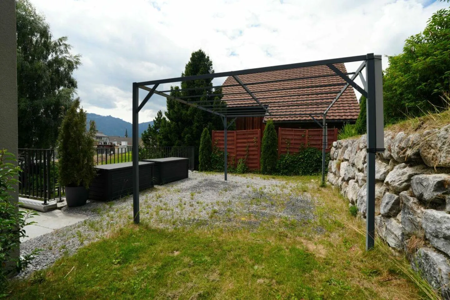Moderna casa unifamiliare di 4½ locali con doppio garage in una posizione rurale e tranquilla - Foto 3 di 11