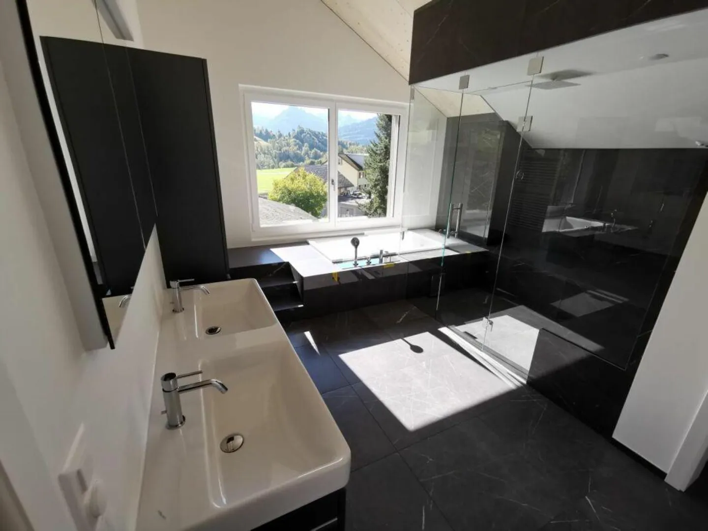 Moderna casa unifamiliare di 4½ locali con doppio garage in una posizione rurale e tranquilla - Foto 9 di 11
