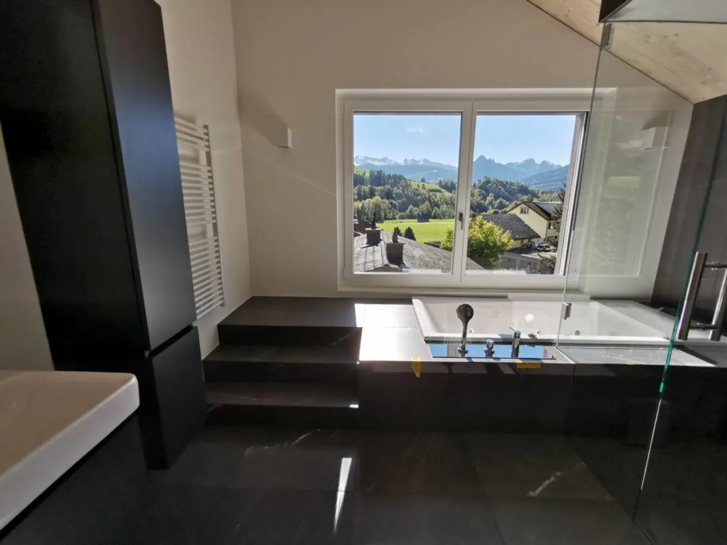 Moderna casa unifamiliare di 4½ locali con doppio garage in una posizione rurale e tranquilla - Foto 10 di 11