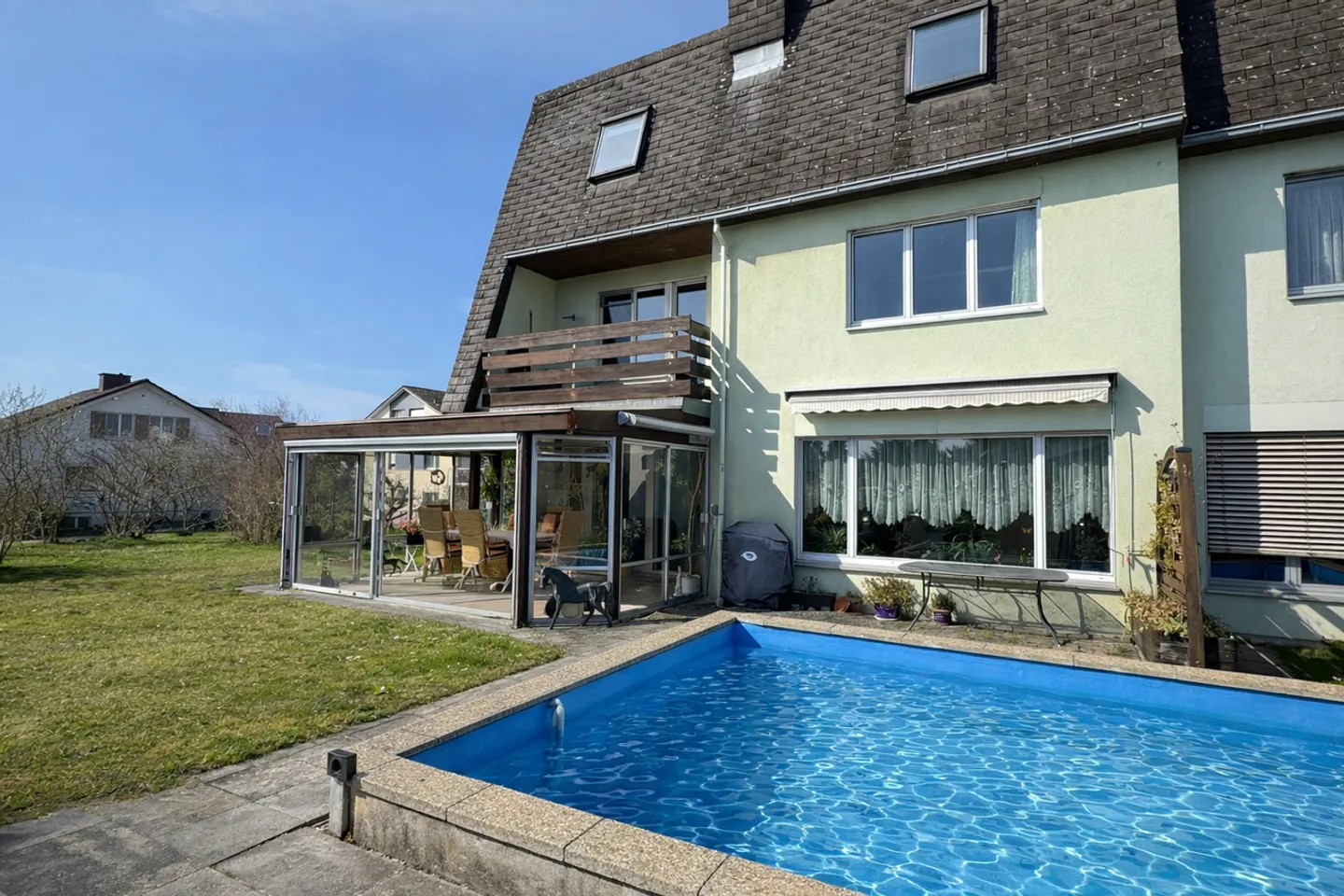 Casa bifamiliare con piscina comunitaria - Foto 1 di 8