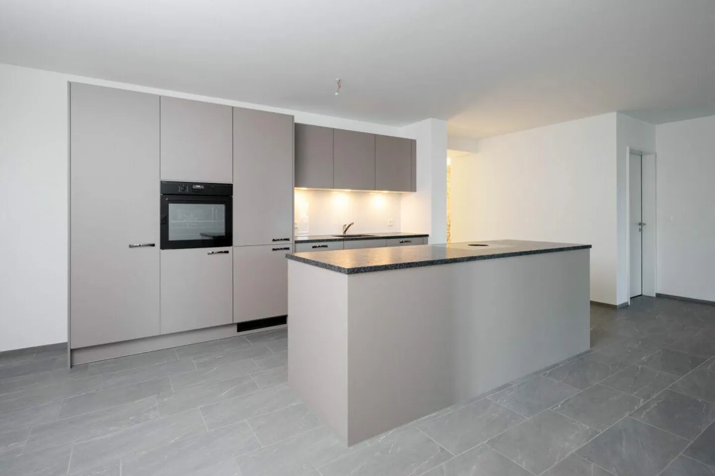 Appartement spacieux de 4,5 pièces avec des détails élégants - Photo 2 sur 21