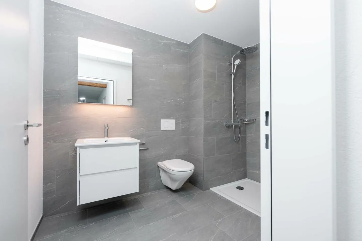 Appartement spacieux de 4,5 pièces avec des détails élégants - Photo 4 sur 21