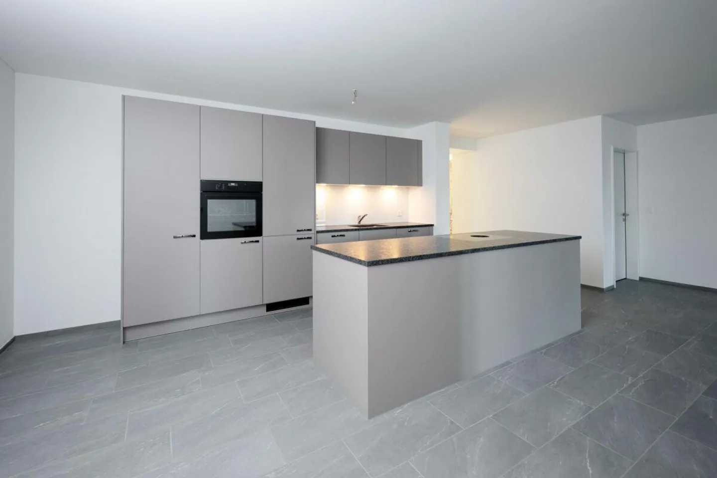 Appartement spacieux de 4,5 pièces avec des détails élégants - Photo 13 sur 21