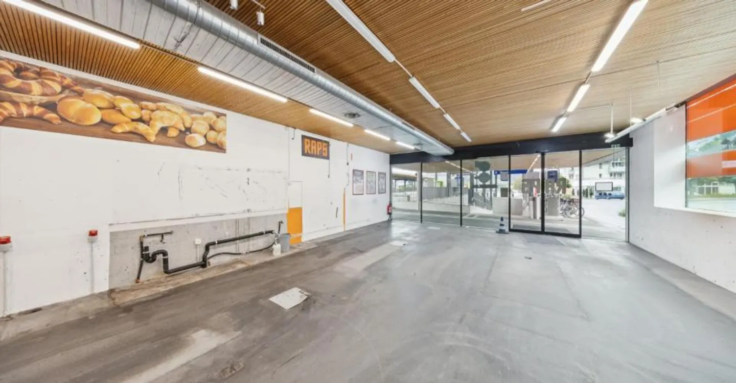 Where commuters arrive, your success begins. - Photo 4 of 13