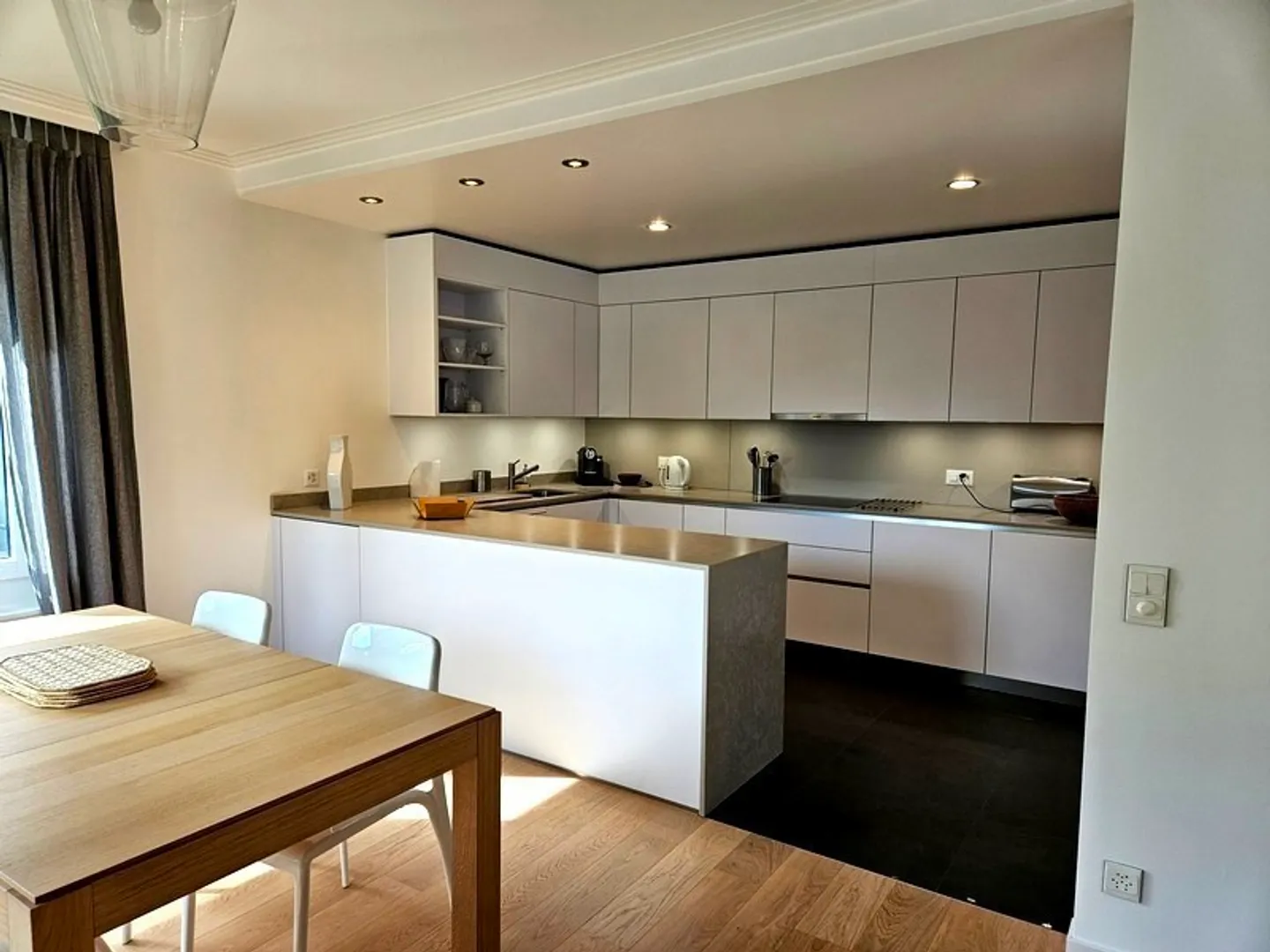 4-ROOM APARTMENT IN GENEVA - EAUX-VIVES, FURNISHED - Photo 3 of 10