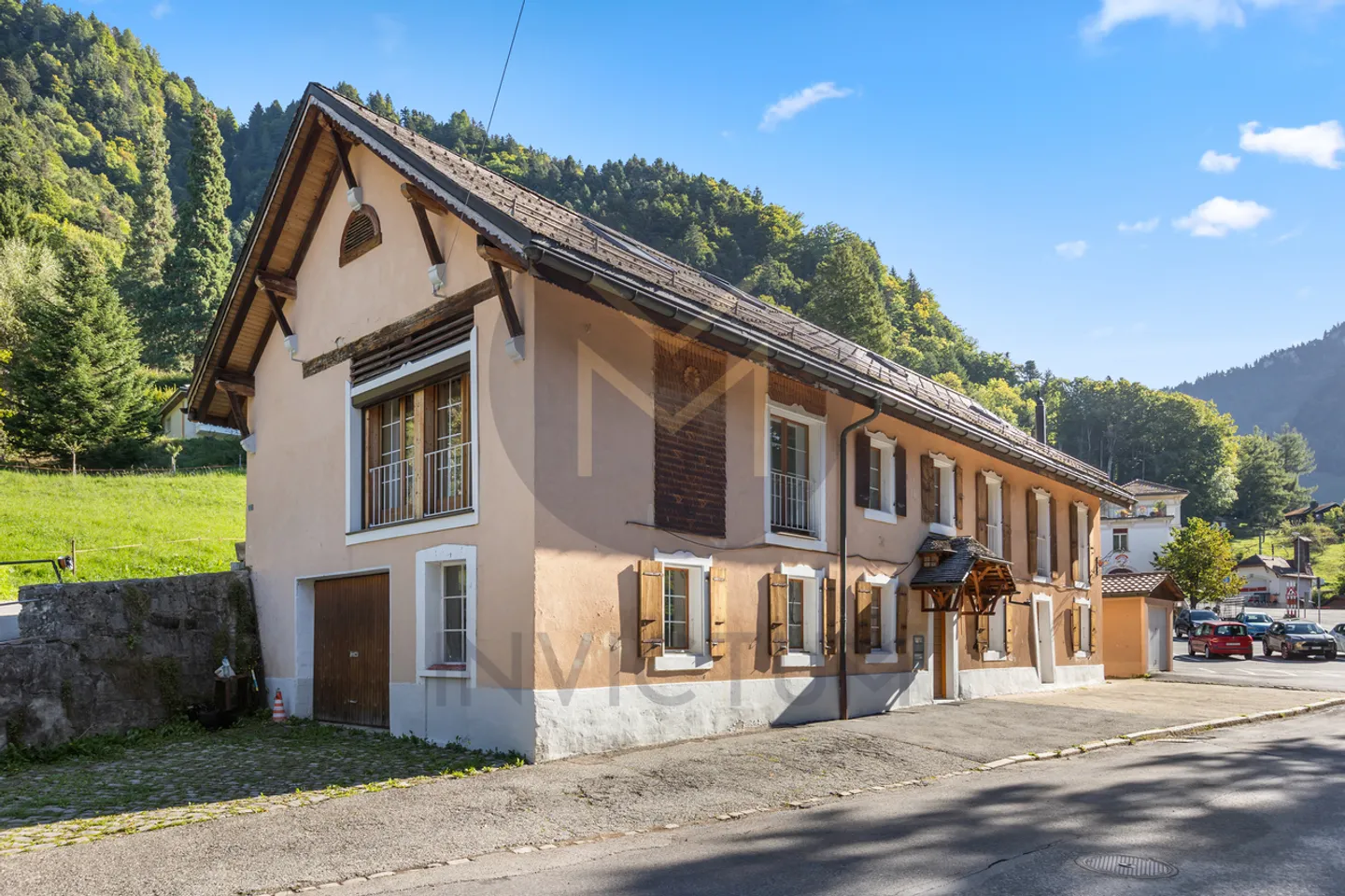 Geräumiges 9,5-Zimmer-Einfamilienhaus mit zwei Wohnungen in Les Avants - Foto 1 von 26
