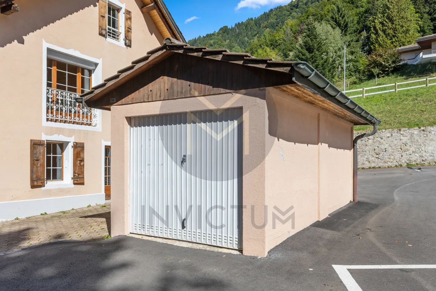 Geräumiges 9,5-Zimmer-Einfamilienhaus mit zwei Wohnungen in Les Avants - Foto 4 von 26
