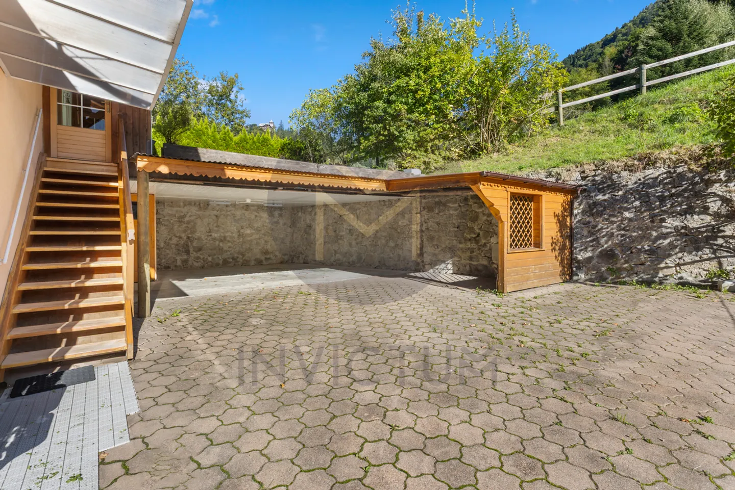 Geräumiges 9,5-Zimmer-Einfamilienhaus mit zwei Wohnungen in Les Avants - Foto 2 von 26