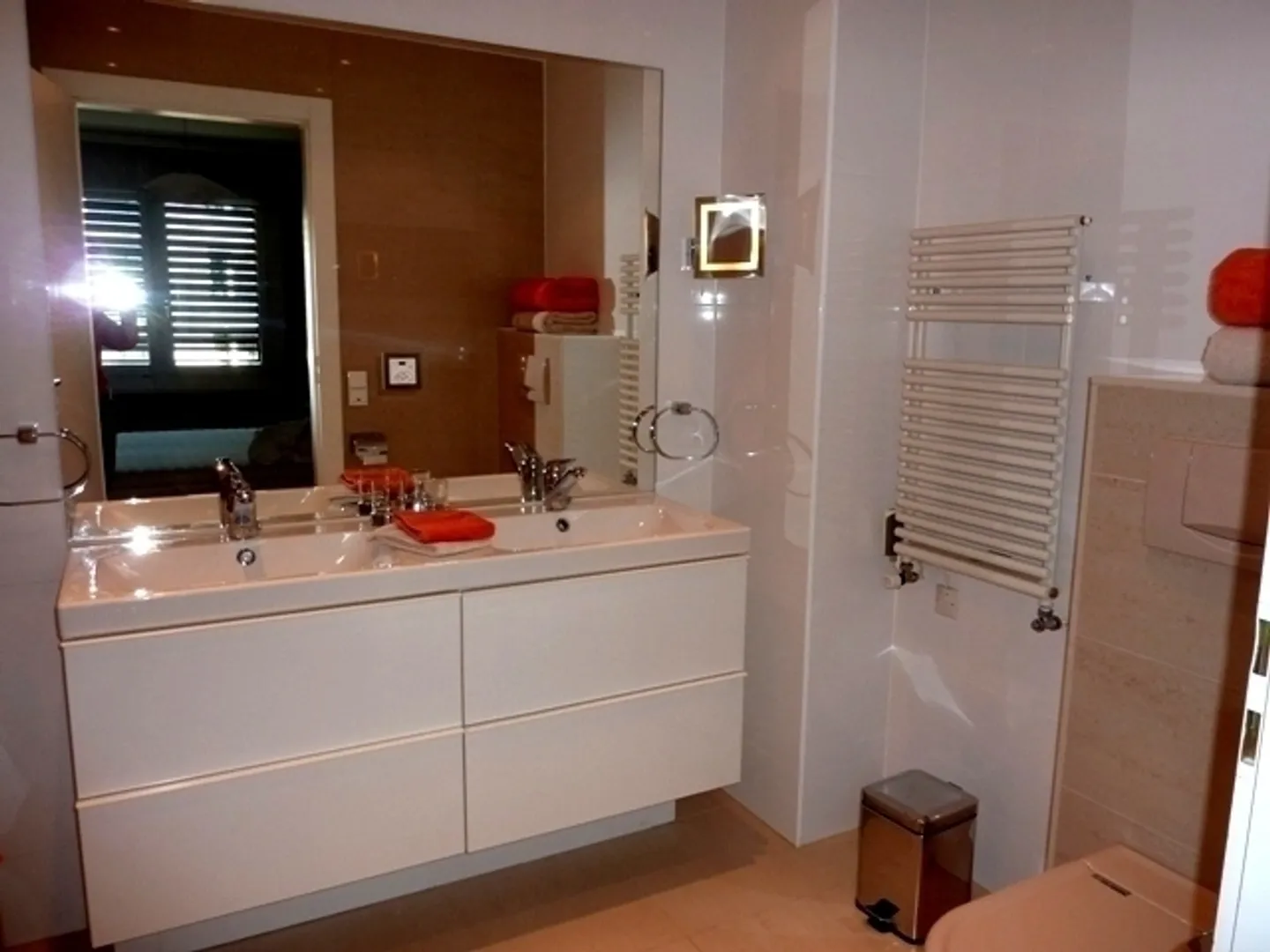 4-ROOM APARTMENT IN GENEVA - EAUX-VIVES, FURNISHED - Photo 4 of 10