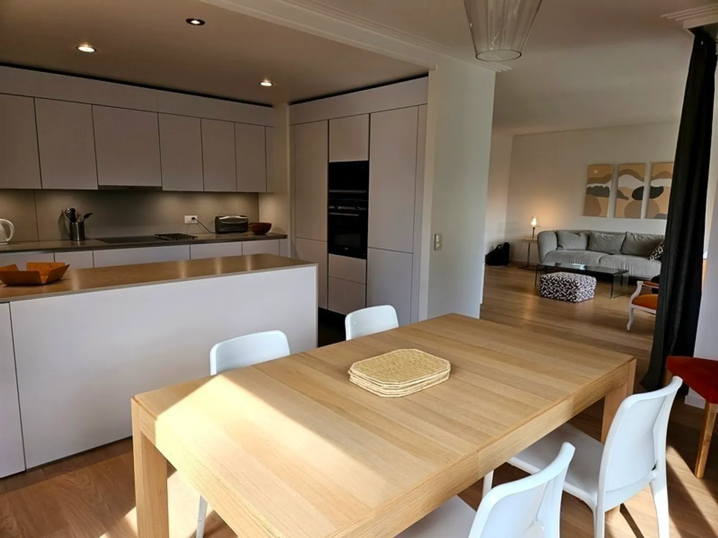 4-ROOM APARTMENT IN GENEVA - EAUX-VIVES, FURNISHED - Photo 9 of 10