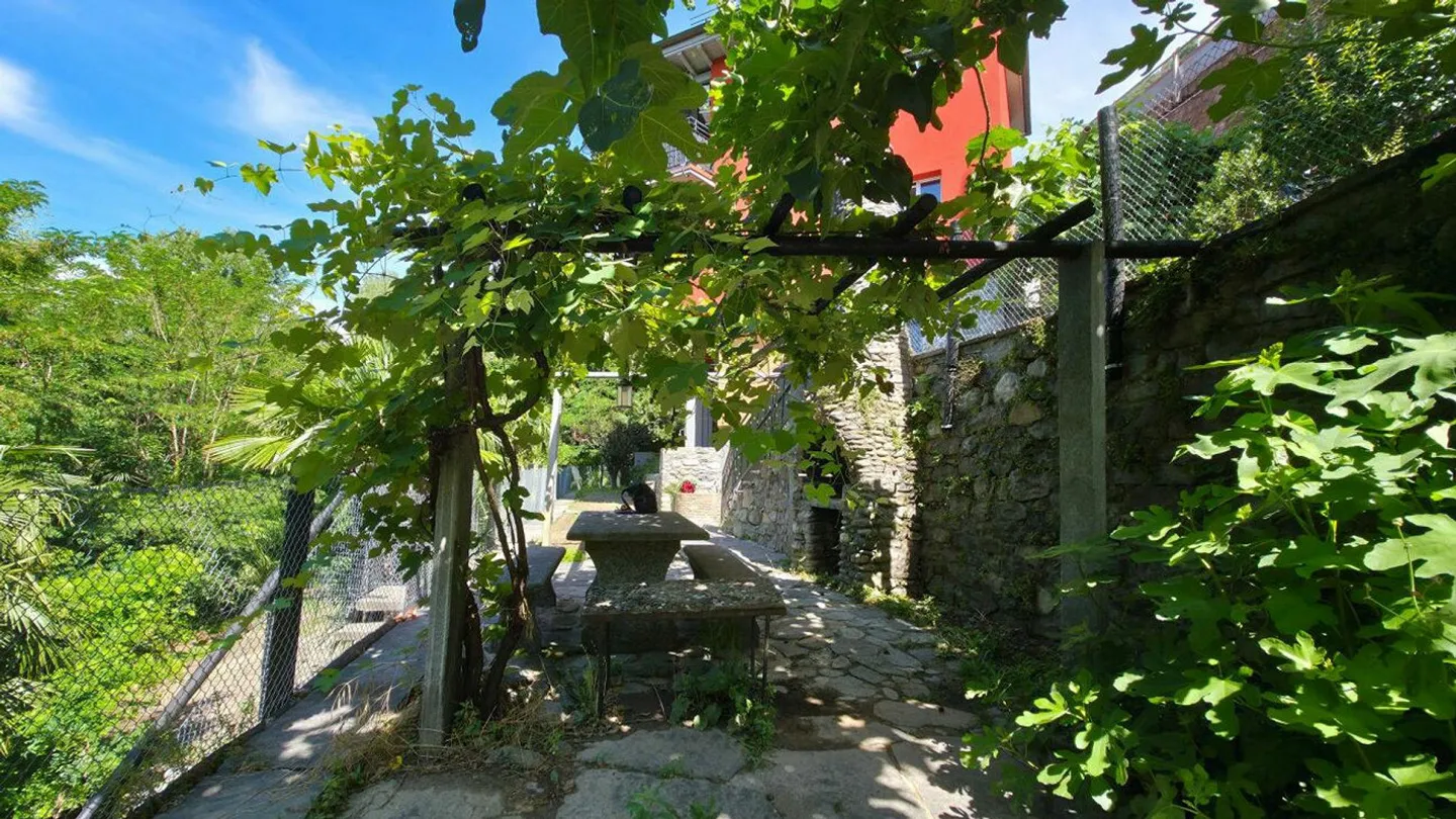 Unoasi di pace tra natura e comfort moderno | Eine Oase der Ruhe zwischen Natur und modernem Komfort in Locarno - Foto 2 di 11