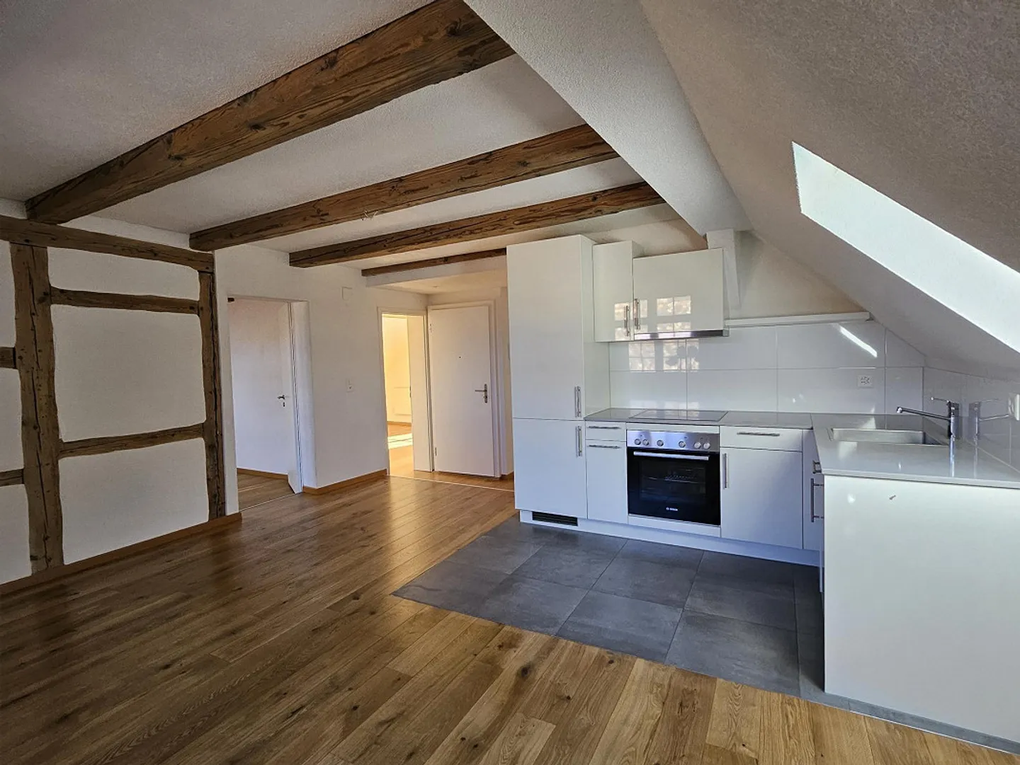 Spacious apartment with balcony in the city center - Photo 4 of 13