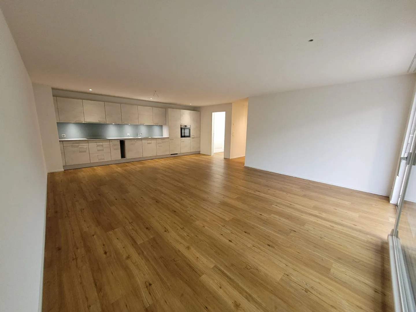 Great 5.5-room apartment on the ground floor - Photo 3 of 11