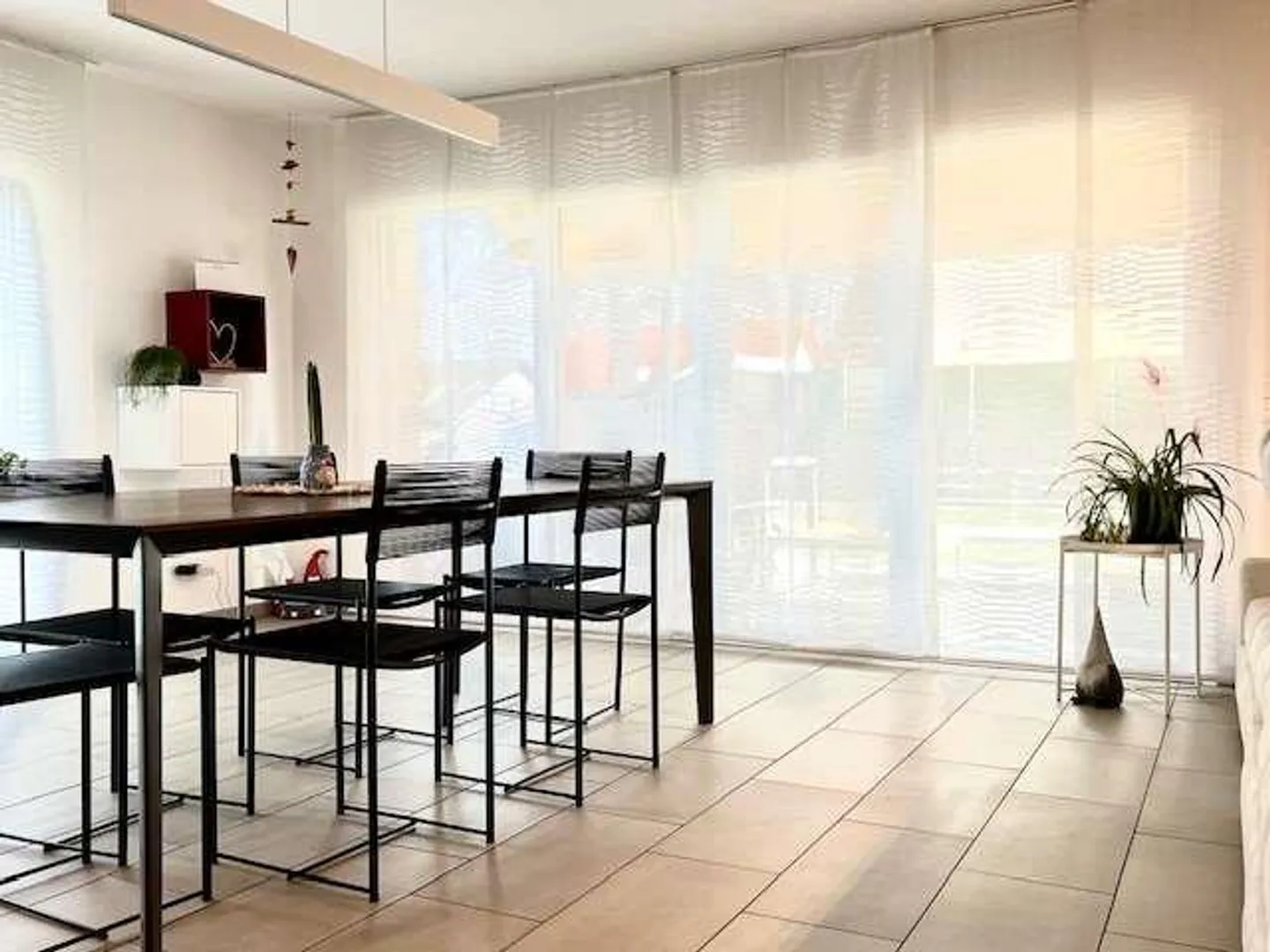 Elegant house in a residential context - Photo 3 of 13