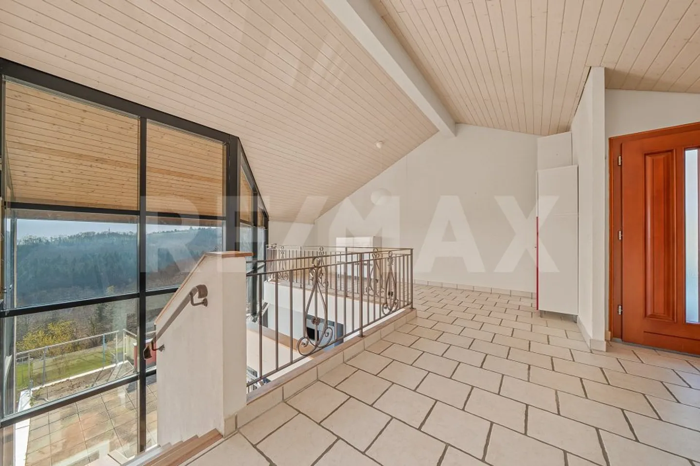 Pour les amateurs de rénovation : maison familiale avec vue sur le lac - Photo 8 sur 13