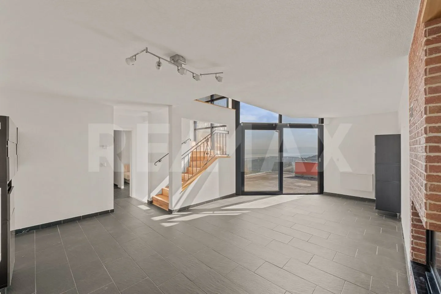 Pour les amateurs de rénovation : maison familiale avec vue sur le lac - Photo 10 sur 13