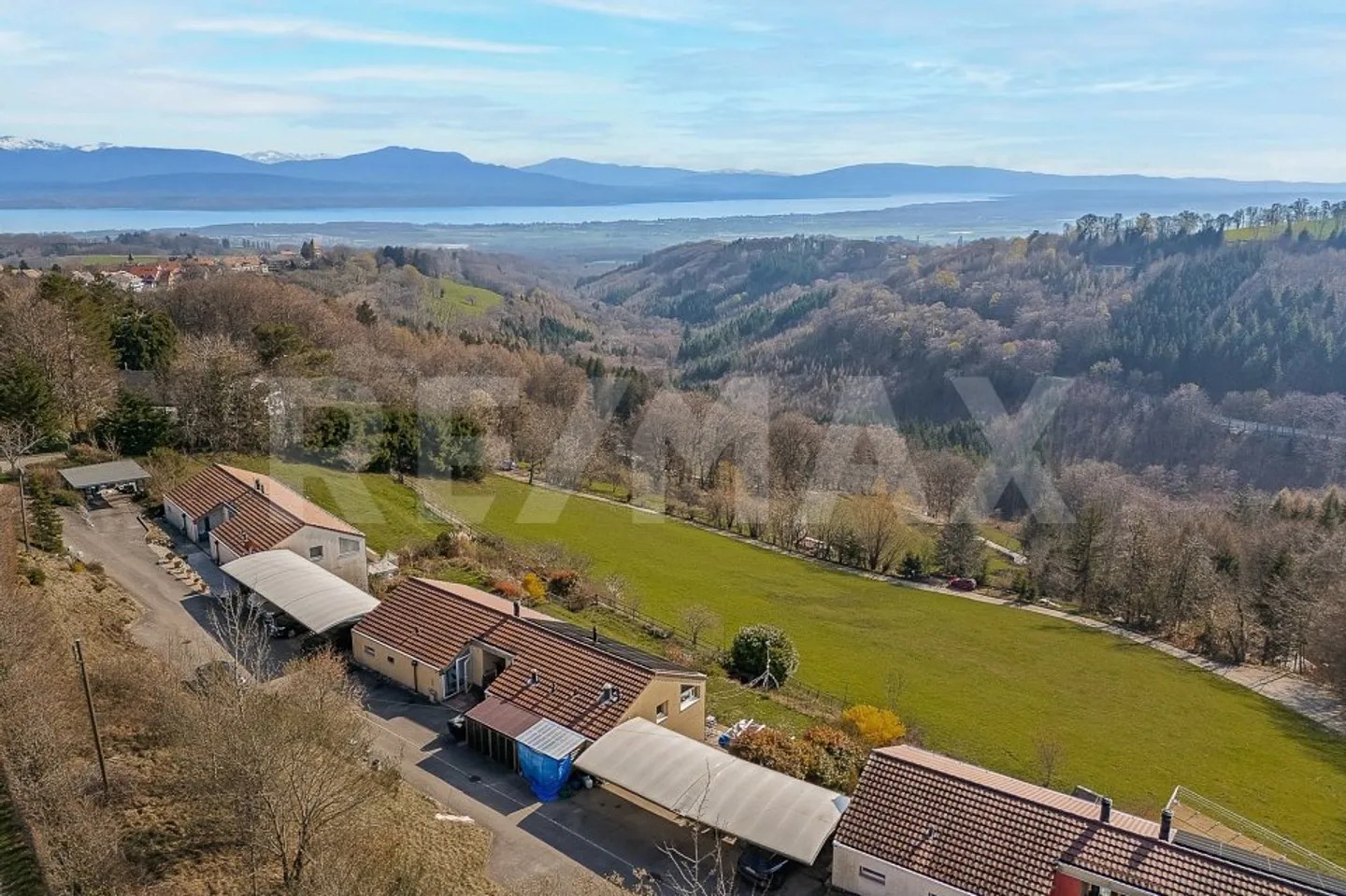 Pour les amateurs de rénovation : maison familiale avec vue sur le lac - Photo 2 sur 13