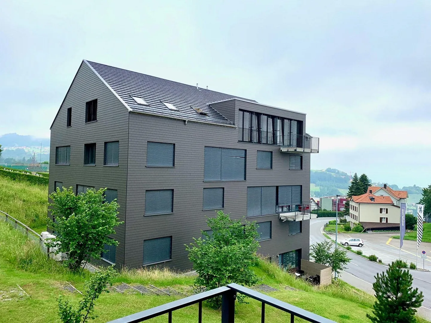 Luminoso appartamento di 2,5 stanze con cucina moderna e area esterna privata - Foto 1 di 7