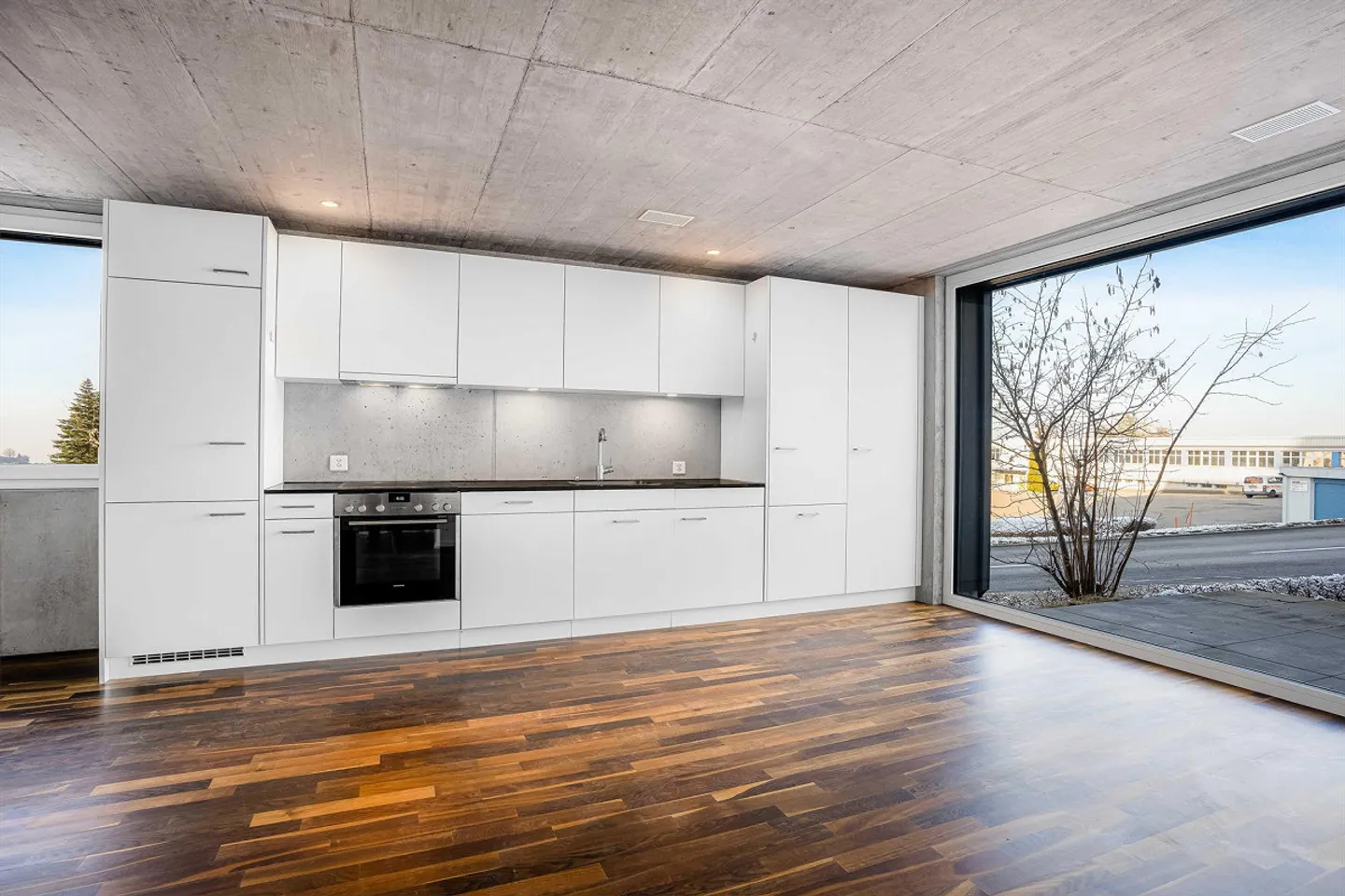 Luminoso appartamento di 2,5 stanze con cucina moderna e area esterna privata - Foto 2 di 7