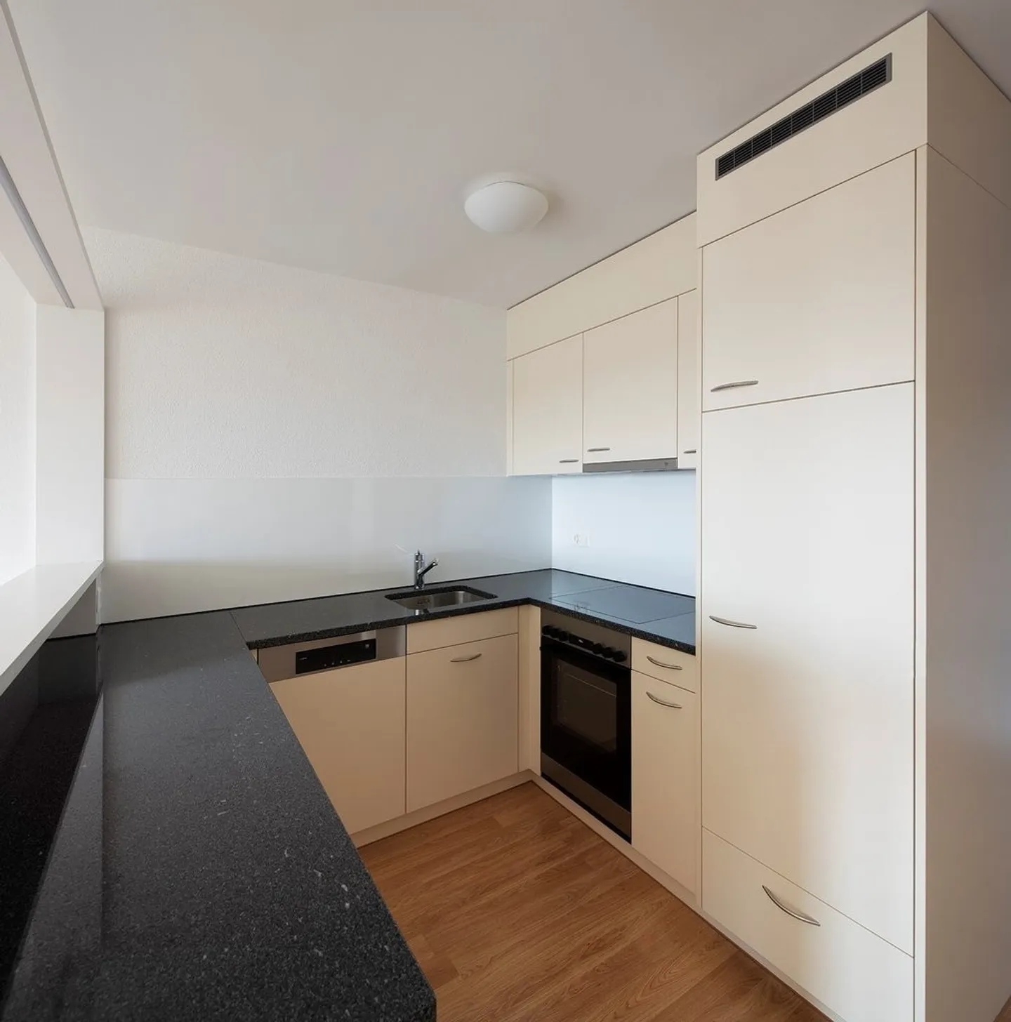 Bright Apartment with Sunny Balcony - Photo 4 of 6