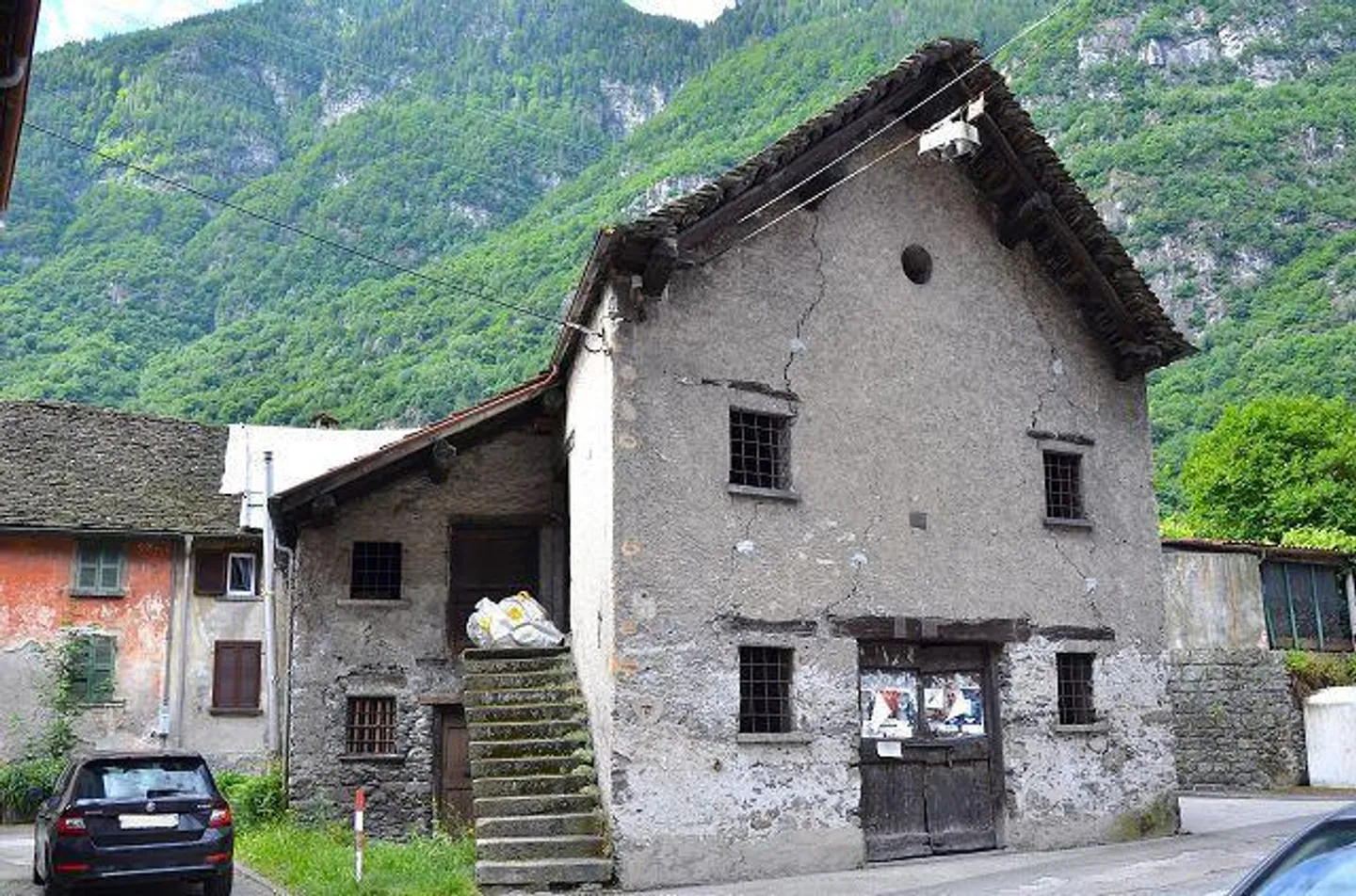 Grande stalla nel centro del villaggio da ampliare in una posizione centrale e soleggiata - Foto 1 di 29
