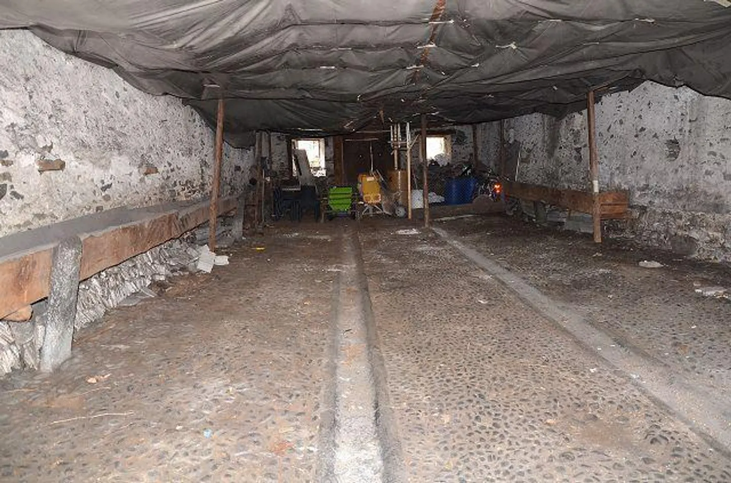 Grande stalla nel centro del villaggio da ampliare in una posizione centrale e soleggiata - Foto 2 di 29
