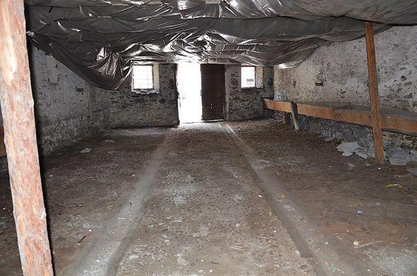 Grande stalla nel centro del villaggio da ampliare in una posizione centrale e soleggiata - Foto 3 di 29