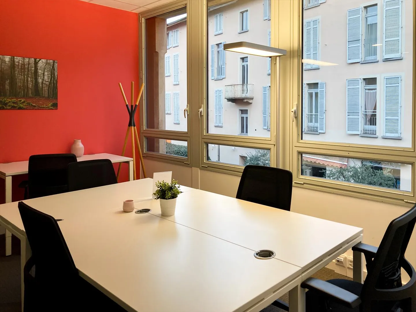 Bureau privatif pour 3 personnes chez Regus Quartiere Maghetti - Photo 1 sur 15