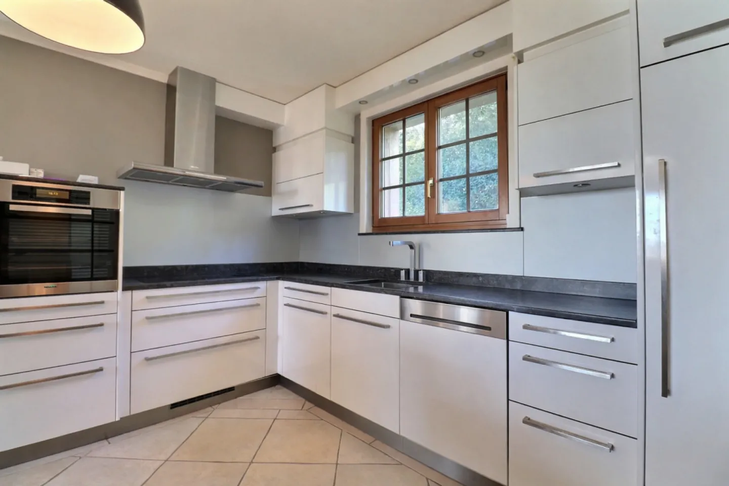 Stunning Villa with Pool - Photo 4 of 12