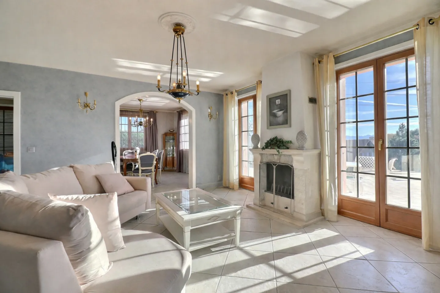 Stunning Villa with Pool - Photo 5 of 12